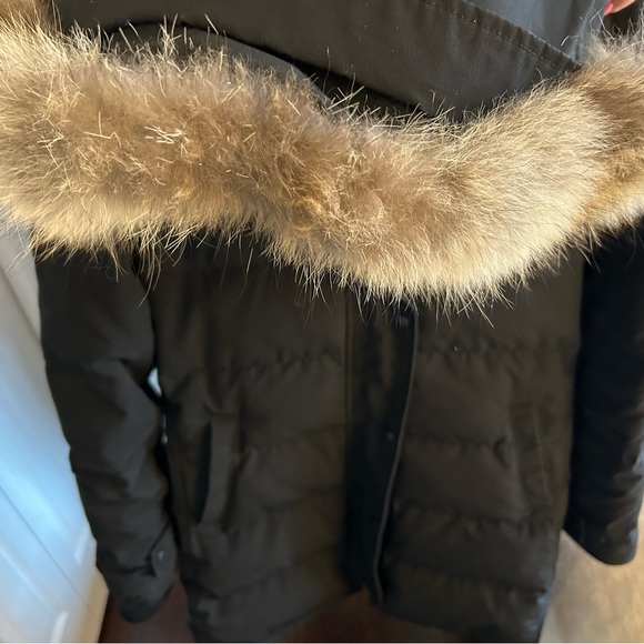 Woman’s Canada Goose Parka Jacket - Picture 10 of 10